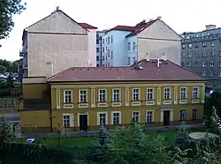 Vršovice vila Jitřenka, z ulice Pod stupni.jpg