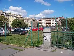 Vršovická, parkoviště u Petrohradské.jpg