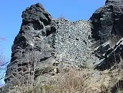 Vrabinec - zbytky zdiva.jpg