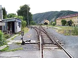 Pohled na zhlaví a kolejště stanice ve směru od Prahy. Vlevo se nachází stanoviště výhybkářů č. II.