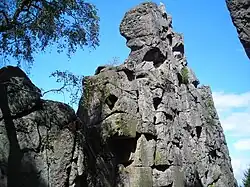 Pohled z blízkosti zespoda na skalní pískovcovou Fellerovu věž