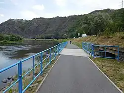 Část cyklostezky vede podél Vltavy