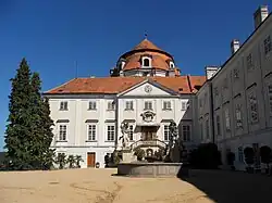 Zámek Vranov nad Dyjí barokně přestavěný J. B. Fischerem z Erlachu, začátek 18. století.