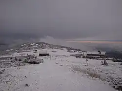 Vrbatova Bouda (napravo) a bufet u Vrbatovy Boudy