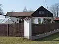 Venkovské stavení s plotem