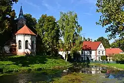 Náves s kostelem Povýšení svatého Kříže