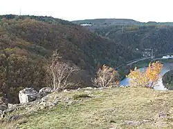 Vrcholová plošina s výhledem do údolí Vltavy