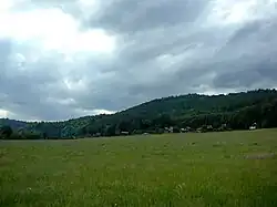 Vrch Čížov ve Středočeské pahorkatině, pohled z jihovýchodu od řeky Sázavy z okolí osady Ledce