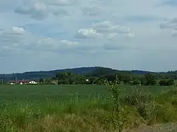 Vrch Vlková od severozápadu, v popředí obec Kostelec u Křížků