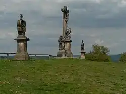 Vrchol Křížového vrchu s Kalvárií a zastaveními