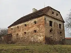 Vroutek - památkově chráněná sýpka.JPG