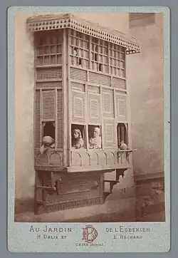 Délié & Béchard, Ženy a děti u okna, carte-de-visite, 1869–1890, sb. Rijksmuseum