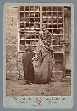 Délié & Béchard, Žena s dětmi, carte-de-visite, 1869–1890, sb. Rijksmuseum