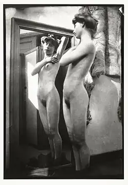 Vrouwelijk naakt voor spiegel