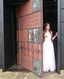 Vchod do II. pavilonu s nápisem v hlaholici