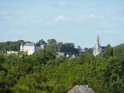 Pohled na Châteauneuf-sur-Cher s bazilikou vpravo