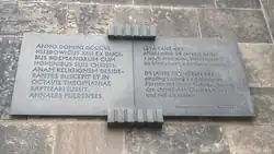 Na obrázku je zobrazena pamětní deska na zdi baziliky sv. Petra a Pavla na Vyšehradě ve třech jazycích: v latině, němčině a češtině. Připomíná křest českých knížat 13.1. 845.