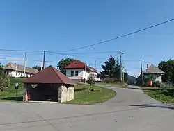 Zastávka autobusu a typické zemplínské domy