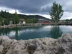 Travertinové jezírko "Kráter" s termální vodou