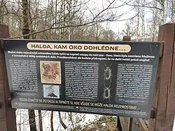 Informační panel u plošiny