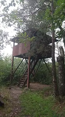 Ornitologická pozorovatelna u Velkého lomnického rybníka u města Lomnice nad Lužnicí.