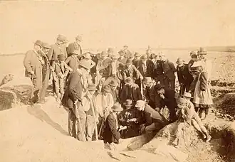 Vykopávky pravěkých kultur (Václav Schmidt stojí v první řadě uprostřed)