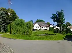 Západní strana návsi ve Výrově