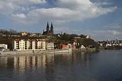 Vyšehradské domy na nábřeží pod vyšehradskou pevností