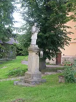 Boční pohled na sochu sv. Jana Nepomuckého ve Vyskeři