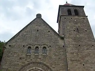 Štít průčelí a věž kostela Nanebevzetí Panny Marie (Vyskeř)