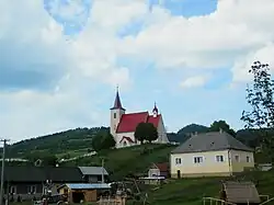 Pohled na kostel a vpravo fara