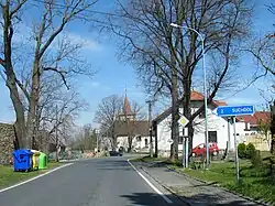 Vysoká, v pozadí kostel Navštívení P. Marie