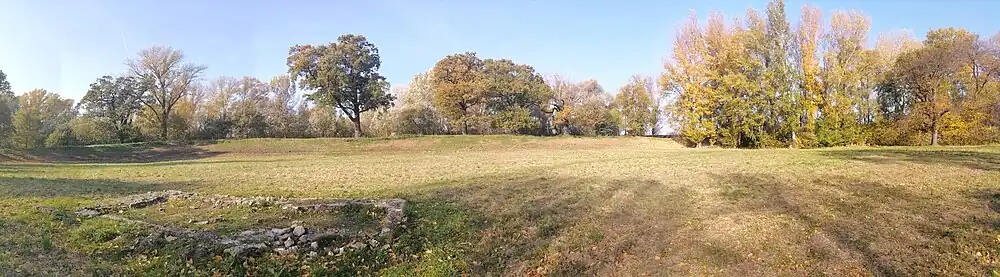 Základy kostela z 11. století a val v pozadí