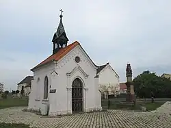 Kaplička se sousoším Ecce Homo a Panny Marie Bolestné na návsi ve Vysokém Březně