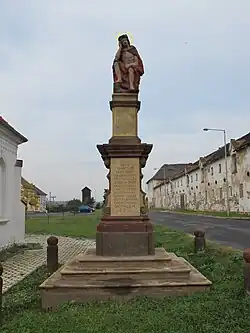 Socha Ecce Homo a Panny Marie Bolestné na návsi ve Vysokém Březně severně od kaple