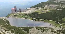 pohled na pleso a okolní objekty