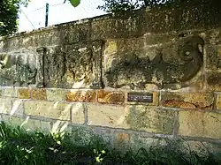 Vysoké Veselí, fragmenty výzdoby vstupního portálu zámku v terasní zdi.jpg