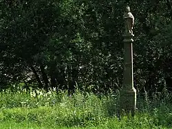 Vysoké nad Jizerou, sloup se sochou svaté Barbory.jpg