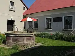 Vysoké nad Jizerou, studna u čp.143.jpg