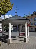 Vysoké nad Jizerou - pavilon studny na náměstí.jpg