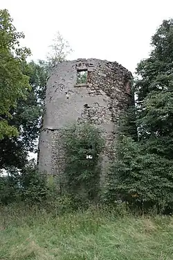 Stezka prochází také kolem ruin někdejšího větrného mlýna Vysoký