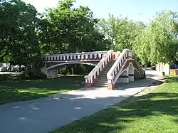 dochovaný nadchod v místě, kde se stanice nacházela