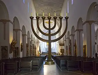 "Menorah" v centrální uličce katedrály