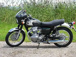 Kawasaki W800 s větrným štítkem