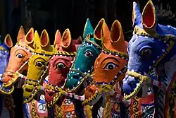 Ajjanarští koně, hinduistické božstvo uctívané v jižní Indii a na Srí Lance. Uctívají je především Malajálamové, Tamilové nebo Kannarové.[8][9][10]