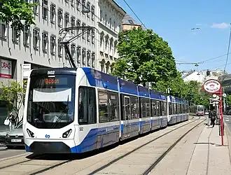 Souprava vozů řady 500 u zastávky Johann-Strauß-Gasse