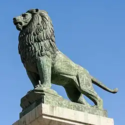 Jeden z čtyř bronzových lvů při vstupu na most