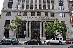 Vstup budovy Forbesu na Páté avenue v New Yorku