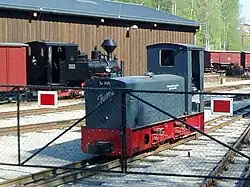 Diesellok Jung ZL 233 (im Hintergrund Jugs Hilax-Dampflokomotive), fleet lager of narrow gauge railway Muskau (WEM), Lausitz, Germany (Urheber: Udo Schröter 2011-05-02)
