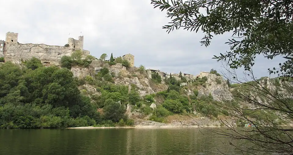 hrad od řeky Ardeche